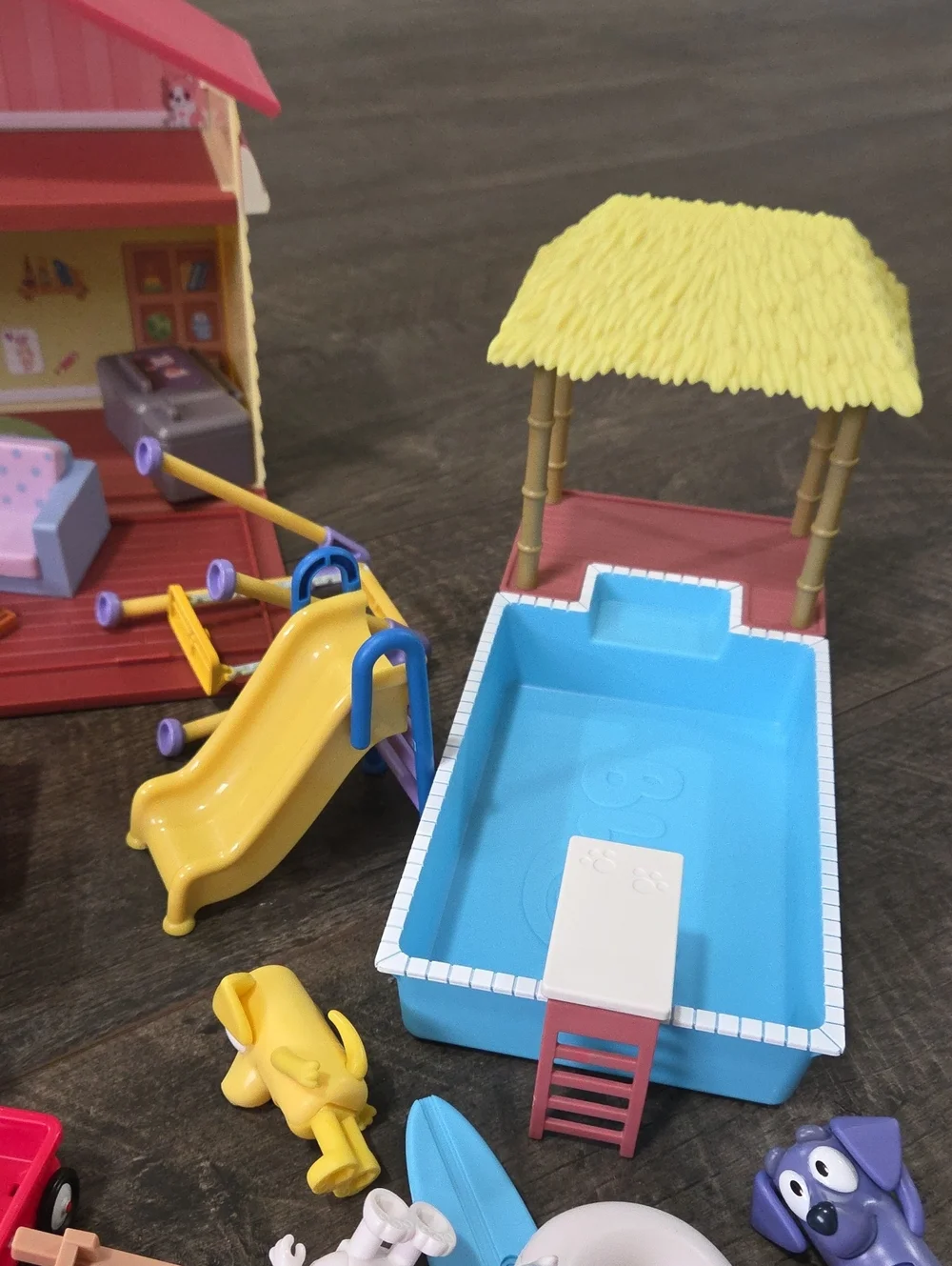 NWOT Bluey House, Car & Pool Playset